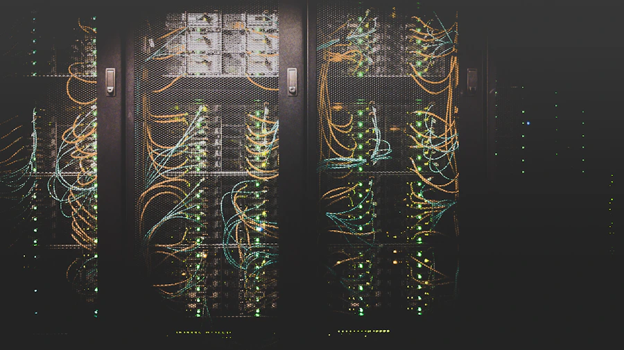 Corredor de data center com racks de servidores iluminados