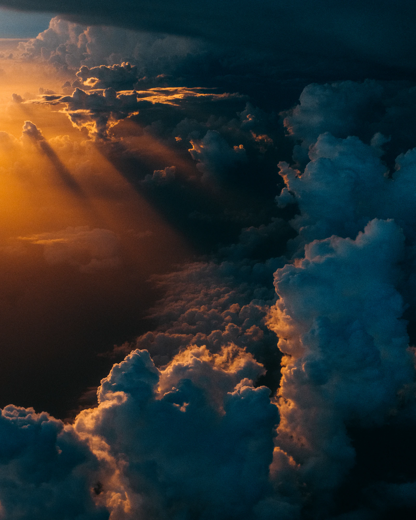 Céu com formação densa de nuvens, referência visual à computação em nuvem